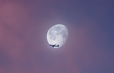 白天满月时在天空飞行的飞机
